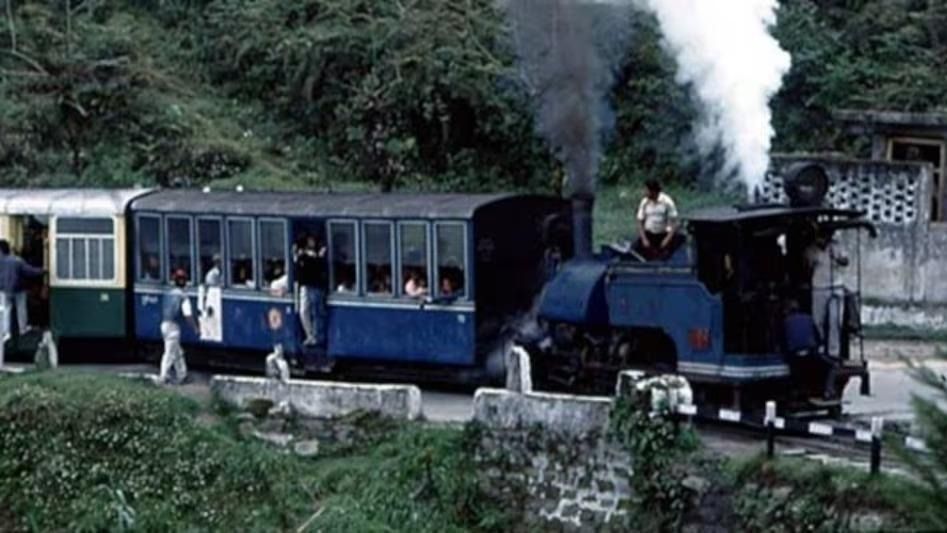 দিনভর পাহাড়-জঙ্গলে, লোভনীয় খাবার, শুরু DHR 'ড্রিম টয়ট্রেন সাফারি'