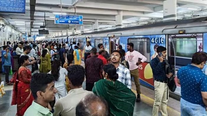 সাত সকালেই ব্লু লাইনে মেট্রো বিভ্রাট