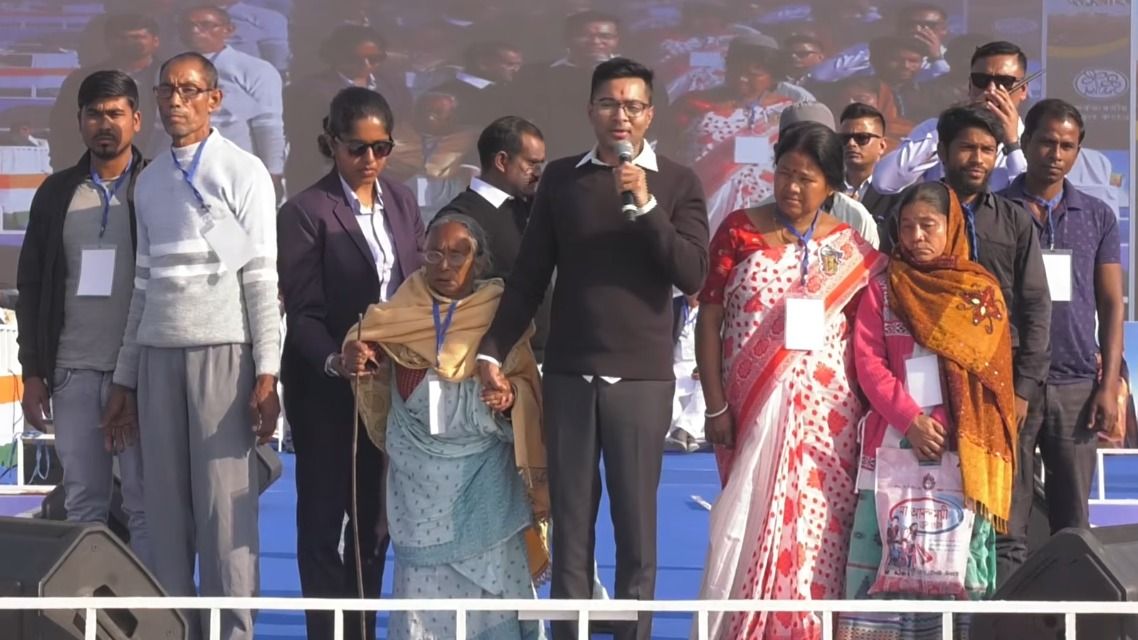 কোচবিহারেও 'মৃত'দের র‍্যাম্পে তুললেন অভিষেক, বলছেন, '... দিল্লি পর্যন্ত নিয়ে যাব'