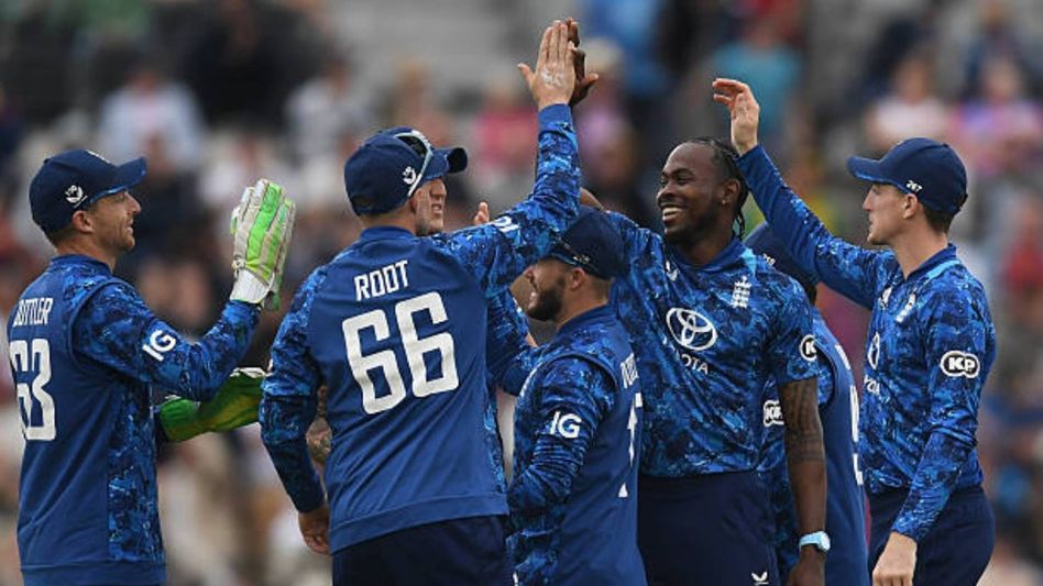 পাক বংশোদ্ভূত বলেই ভিসা পাচ্ছেন না ইংল্যান্ডের দুই তারকা? T20 বিশ্বকাপের আগে চরম হেনস্থা পাক বংশোদ্ভূত বলেই ভিসা পাচ্ছেন না ইংল্যান্ডের দুই তারকা? T20 বিশ্বকাপের আগে চরম হেনস্থা