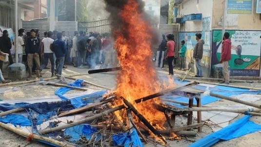 SIR হিয়ারিংয়ে হয়রানি কেন? চাকুলিয়ায় BDO অফিস ভাঙচুর, জখম IC, রণক্ষেত্র