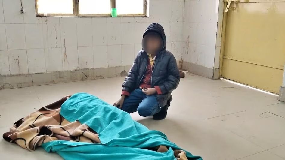 মর্মান্তিক দৃশ্য, মায়ের মৃতদেহ ময়নাতদন্তে নিয়ে গেল ৮ বছরের ছেলে, একা