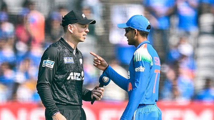 ভারত বনাম নিউজিল্যান্ড তৃতীয় ওয়ানডে লাইভ স্ট্রিমিং: ভারতের অধিনায়ক শুভমান গিল (আর) তার নিউজিল্যান্ডের প্রতিপক্ষ মাইকেল ব্রেসওয়েলের সাথে কথা বলছেন