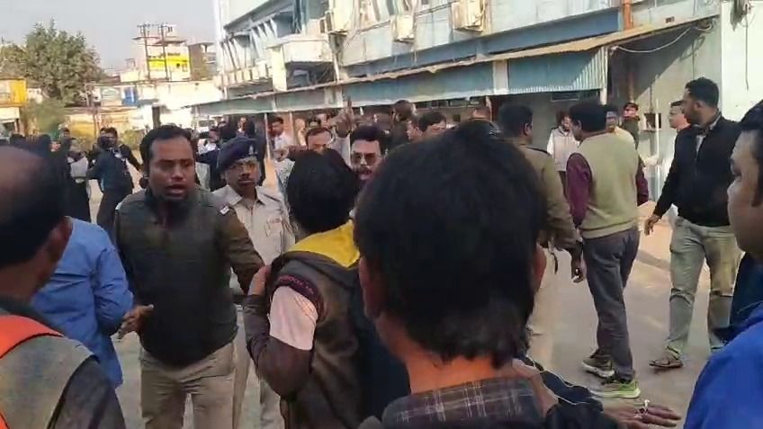 SIR শুনানিতে তৃণমূল-বিজেপি সংঘর্ষ, উত্তেজনা পূর্ব বর্ধমানের জেলা শাসকের অফিস চত্বরে 