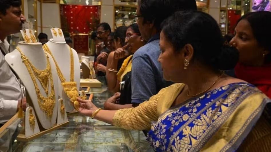 সোনা প্রায় দেড় লাখ, রুপো ছাড়াল ৩ লক্ষ; চলতি মাসে আর কত দাম বাড়বে?