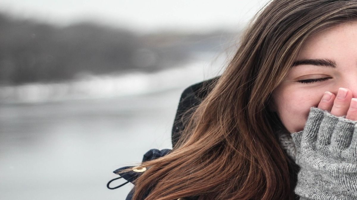 সোয়েটার পরলেও হাত, পা ঠান্ডা থাকে? শরীর গরম রাখতে এই স্মার্ট উপায় মেনে চলুন