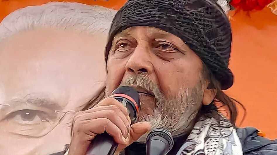 কোনও সরকারি পদে না থেকেও নীলবাতির গাড়িতে ঘুরে সভা, TMC-র নিশানায় মিঠুন 