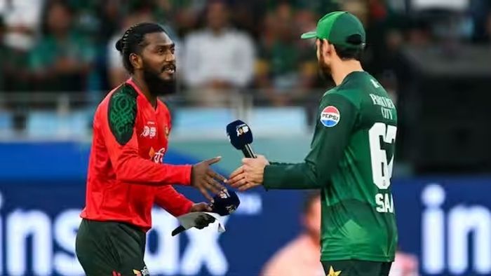 বাংলাদেশের হয়ে গলা ফাটাচ্ছে পাকিস্তান