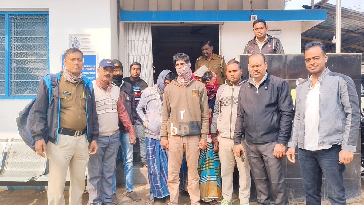 সাগরপাড়ায় জুয়ার আড্ডায় পুলিশের হানা, গ্রেফতার ৫