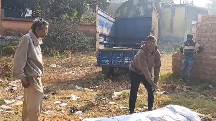 সারা রাত বাড়ির বাইরে পড়ে মৃতদেহ