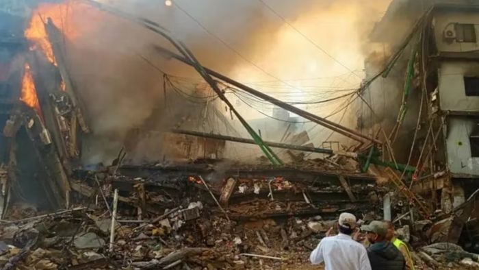 পাকিস্তানে করাচির অগ্নিকাণ্ডে মৃত বেড়ে ৭২।
