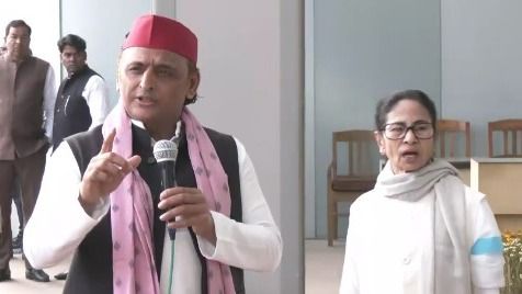 নবান্নে গিয়ে মমতাকে সমর্থন অখিলেশের