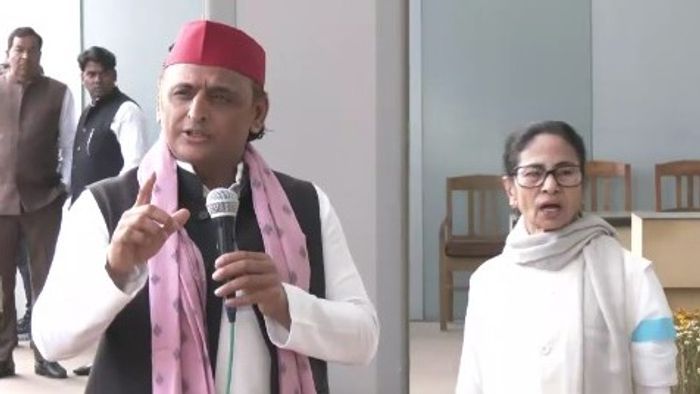 নবান্নে গিয়ে মমতাকে সমর্থন অখিলেশের