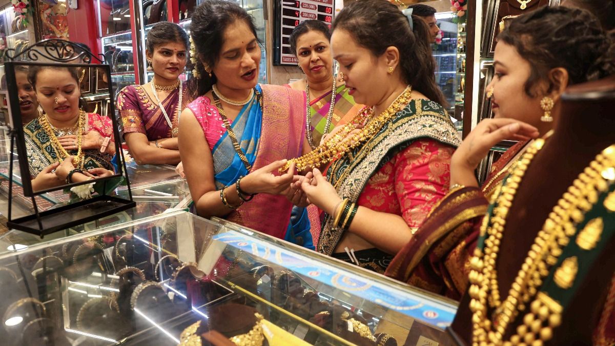 রুপো ৪ লাখ টাকা পার, সোনাও রেকর্ড দামে, এখন বিনিয়োগে সতর্ক থাকার পরামর্শ বিশেষজ্ঞদের, কেন?