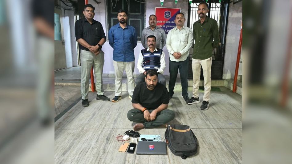 প্রাক্তন রেলকর্মীই চোর, ঘুমন্ত যাত্রীদের সর্বস্ব লুঠ প্রাক্তন রেলকর্মীই চোর, ঘুমন্ত যাত্রীদের সর্বস্ব লুঠ