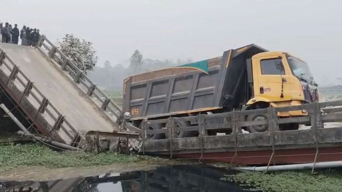 শীতলকুচিতে ভেঙে পড়ল সেতু