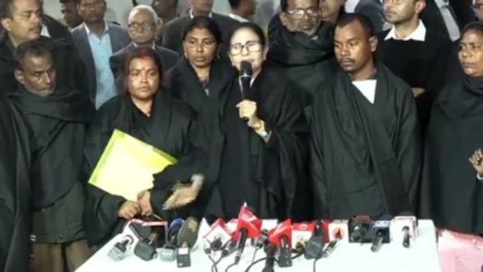 বৈঠক থেকে বেরিয়েই কমিশনকে 'মিথ্যাবাদী' বললেন মমতা