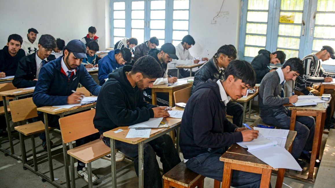 মদ খেয়ে মাধ্যমিক পরীক্ষা দিতে পৌঁছল ছাত্র