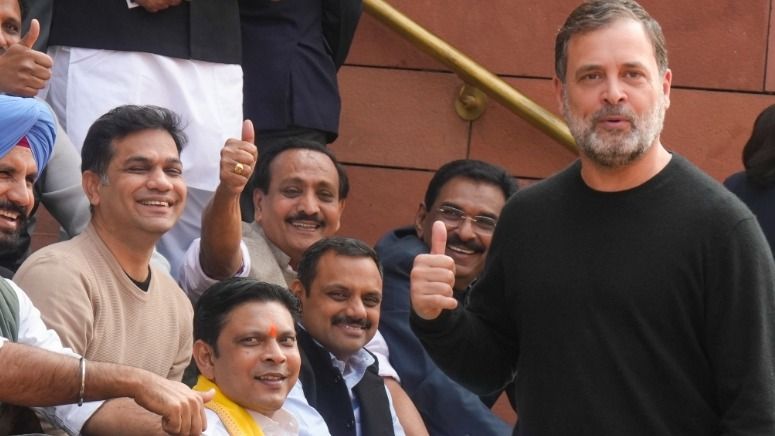 নারাভানের বিতর্কিত বই হাতে সংসদে রাহুল, মোদী এলেই দেবেন উপহার