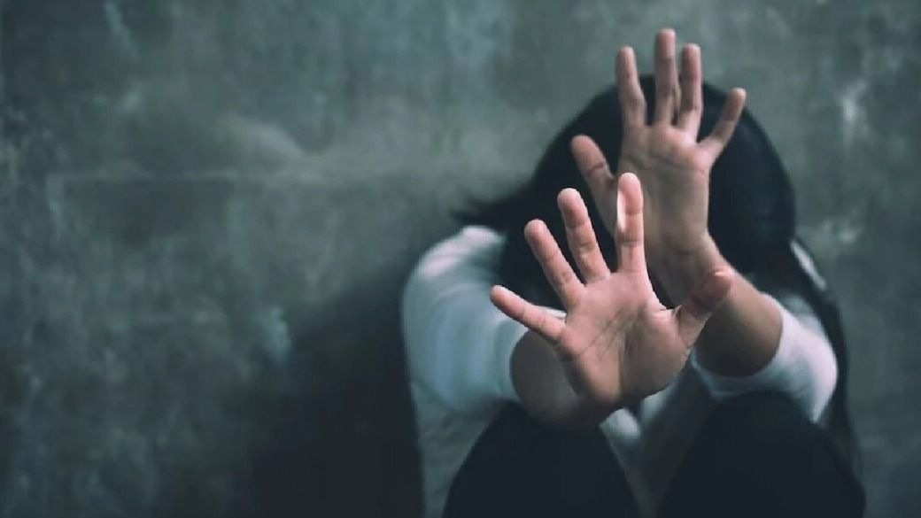 বাড়িতে না নামিয়ে স্কুলের বাসচালক কিশোরীকে নিয়ে গেল নির্জন মাঠে, তারপরেই ধর্ষণ