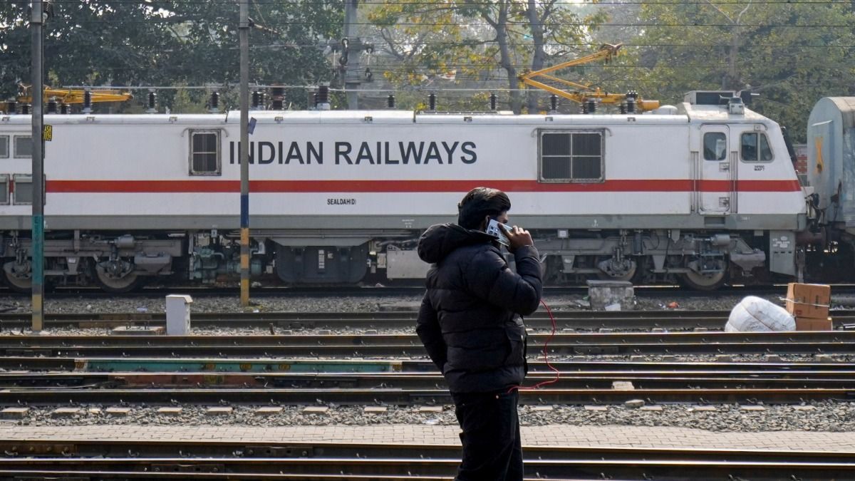 দোলে ঘুরতে যাওয়ার প্ল্যান? শিয়ালদা-হাওড়া থেকে পুরী যাওয়ার একাধিক স্পেশাল ট্রেন, এছাড়াও...