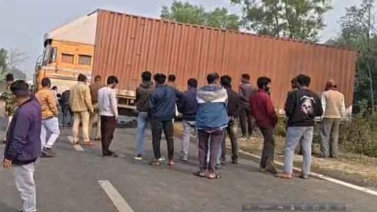 ঘন কুয়াশায় কন্টেনারে ধাক্কা বাইকের, রাজগঞ্জে মৃত ২ জখম ১