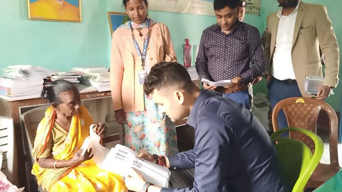 ভোটারদের সঙ্গে কথা বলছেন কোচবিহারের জেলা শাসক