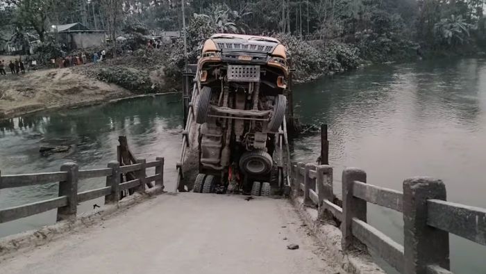 ফালাকাটায় সেতু ভেঙে পড়ল