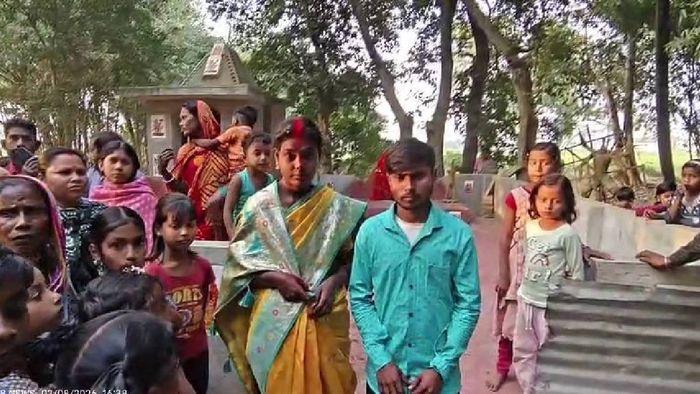 স্বামীর উপস্থিতিতেই প্রেমিককে বিয়ে গৃহবধূর