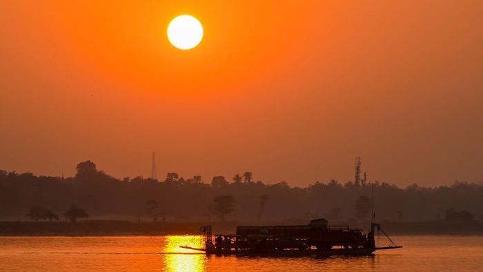 হুগলী নদীর সূর্যাস্ত।-পিটিআই