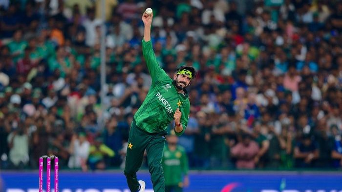আইসিসি পুরুষদের টি-টোয়েন্টি বিশ্বকাপে পাকিস্তানের উসমান তারিক বোলিং করছেন