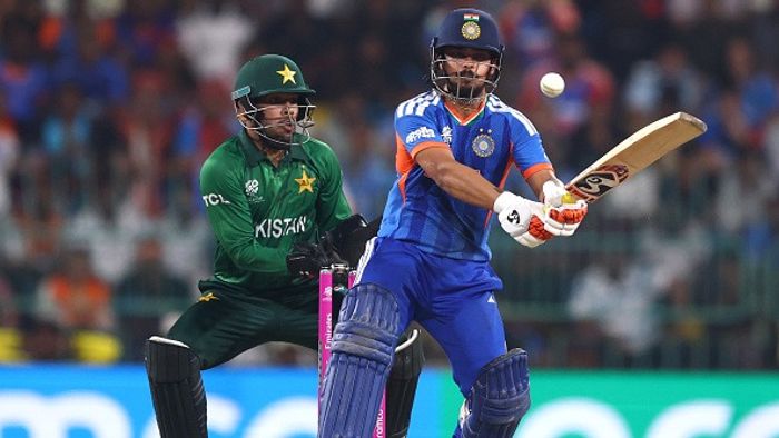 এই ফ্রেমে ভারতের ইশান কিষাণ (ডানদিকে) অ্যাকশনে। (গেটি)