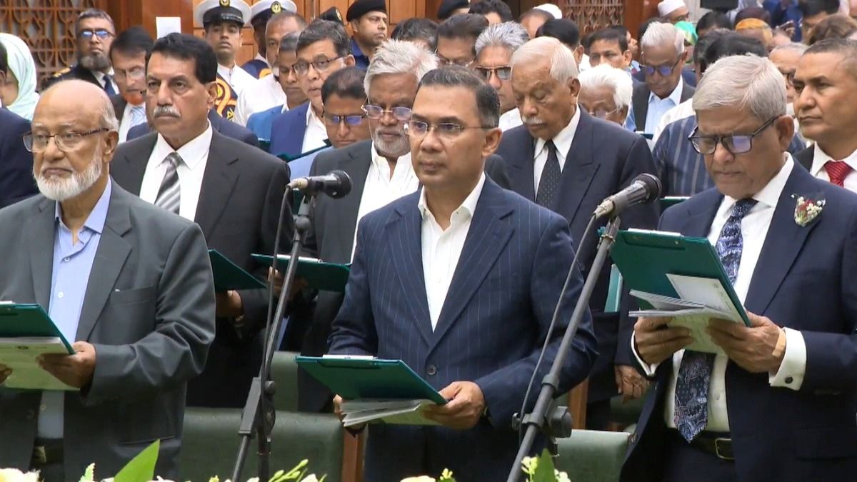 শপথ নিচ্ছেন নতুন এমপি-রা।-ফাইল ছবি