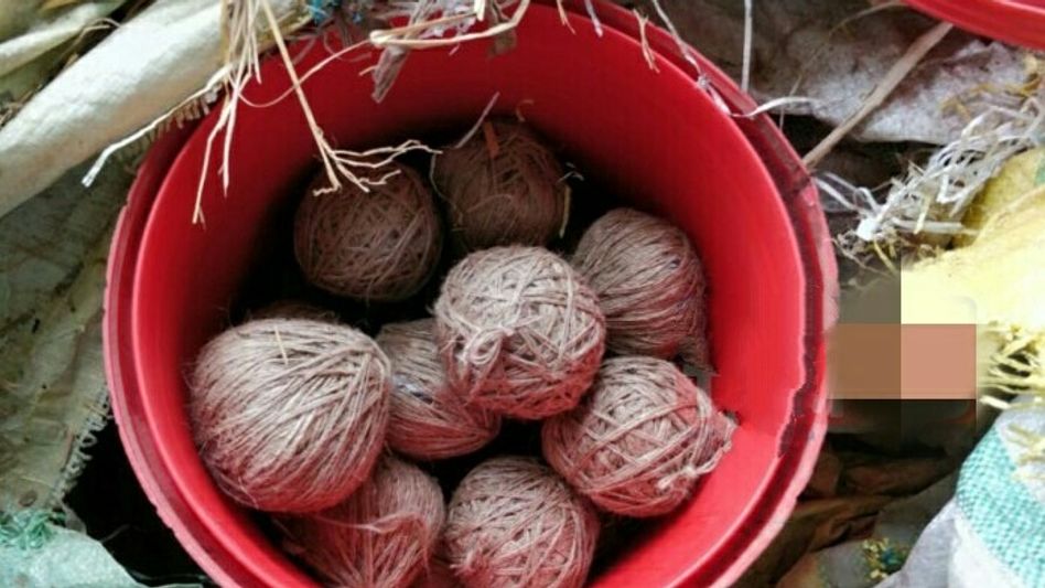 কেতুগ্রামে বোমাবাজি আতঙ্ক! বুথের কাছেই উদ্ধার ৬টি তাজা বোমা, এলাকায় তুমুল উত্তেজনা কেতুগ্রামে বোমাবাজি আতঙ্ক! বুথের কাছেই উদ্ধার ৬টি তাজা বোমা, এলাকায় তুমুল উত্তেজনা