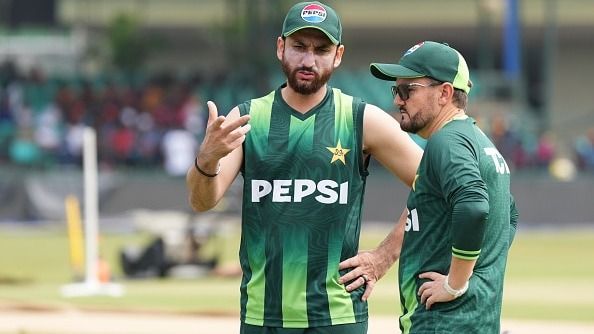 টি-টোয়েন্টি বিশ্বকাপ: নামিবিয়াকে হারিয়ে সুপার-৮-এ পাকিস্তান, ড্রেসিংরুমে অধিনায়ক-কোচ সংঘাত