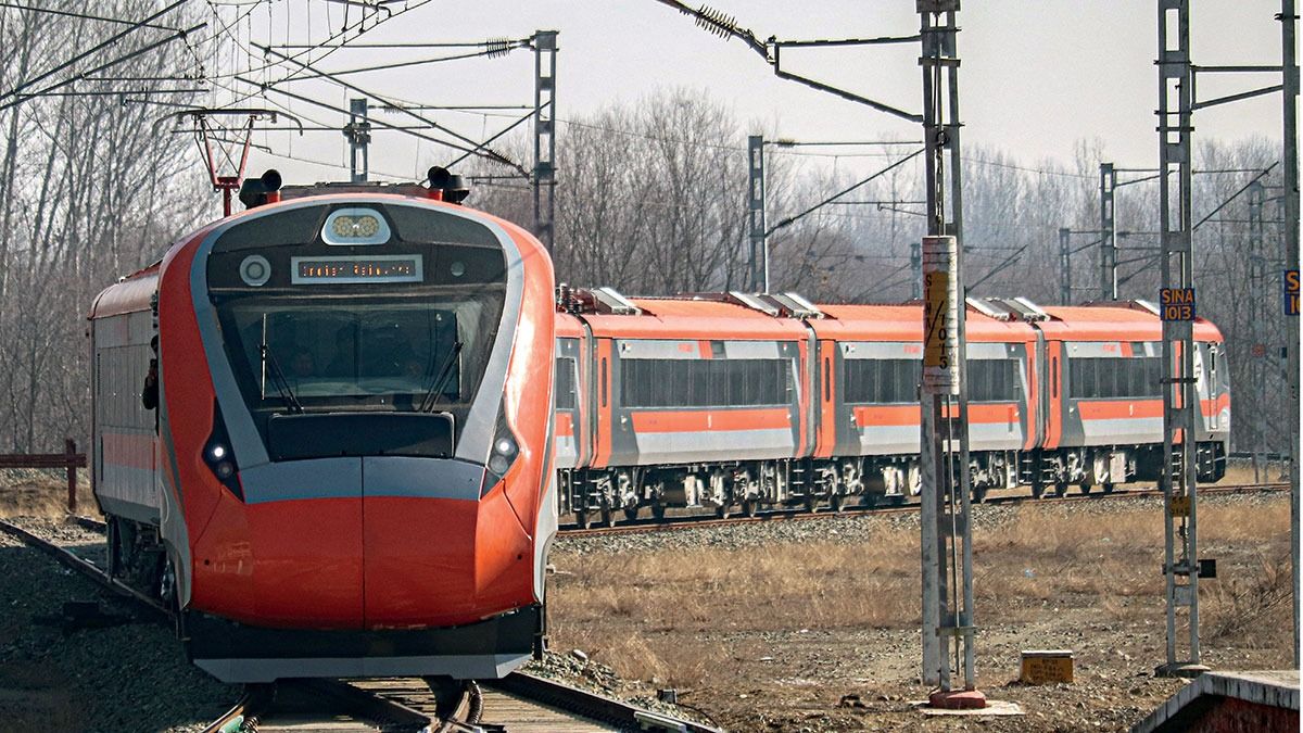 ট্রেনে মোহন ভাগবত, বন্দে ভারতে পাথরবৃষ্টি, চুরমার কাচ