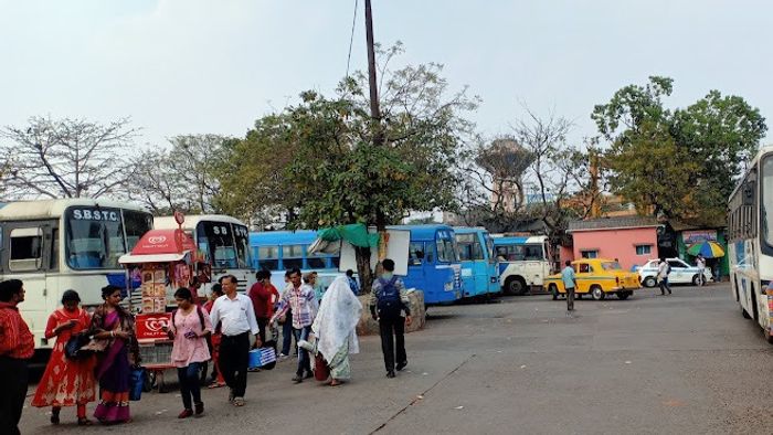 ধর্মতলার এল ২০ বাসস্ট্যান্ড।-ফাইল ছবি