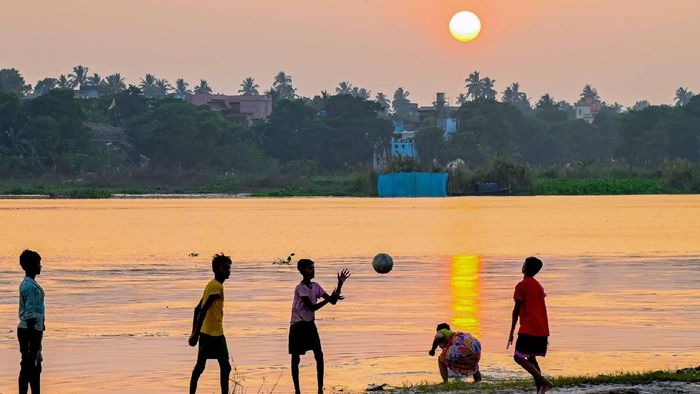 নদিয়ায় হুগলি নদীর পারে (ছবি: পিটিআই)