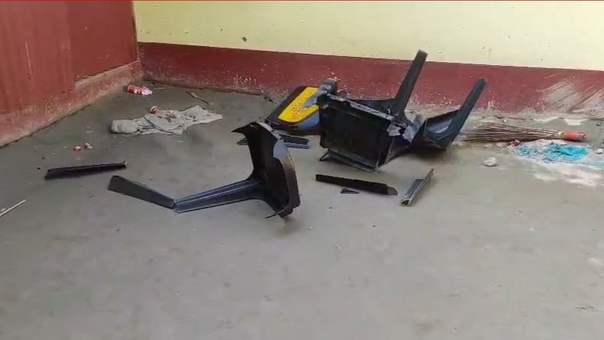 কোচবিহারের নাটাবাড়ি এলাকায় বিজেপি পঞ্চায়েত সদস্যের বাড়িতে ভাঙচুরের অভিযোগ। 