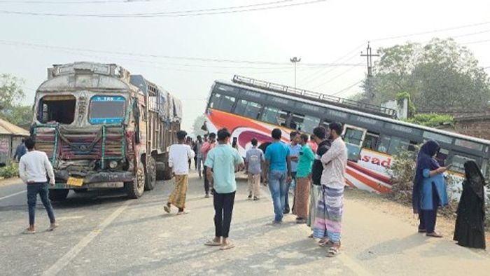 মালদায় ট্রাকের ধাক্কায় দুমড়ে গেল বাস, জখম অন্তত ২০