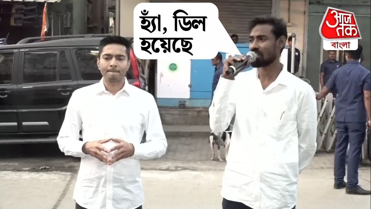 আনুষ্ঠানিক ভাবে তৃণমূলের পতাকা, উত্তরীয় তুলে দেওয়া হয় প্রতীকের হাতে। 