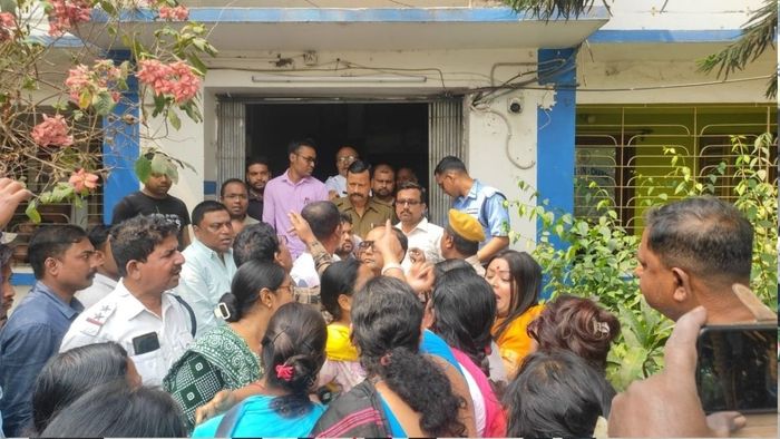 পতাকা খোলার প্রতিবাদ করায় এক বিজেপি নেত্রী ও তাঁর ছেলেকে বেধড়ক মারধরের অভিযোগ উঠেছে।