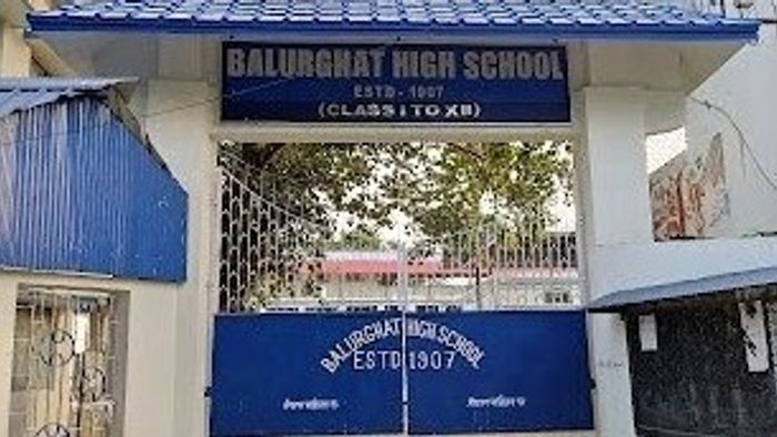 ছাত্রীকে কুপ্রস্তাব, ক্লাসে শিক্ষকের কানধরে ওঠবসের ভিডিও ভাইরাল বালুরঘাটে