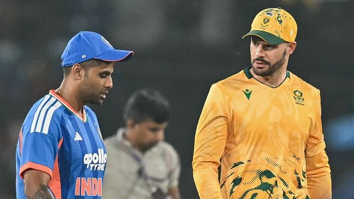 এই ফ্রেমে দক্ষিণ আফ্রিকার অধিনায়ক এইডেন মার্করাম (ডানে) এবং ভারতের অধিনায়ক সূর্যকুমার যাদব। (গেটি)