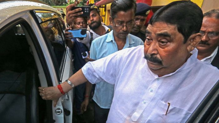 অনুব্রতর গাড়ি আটকে বিক্ষোভ