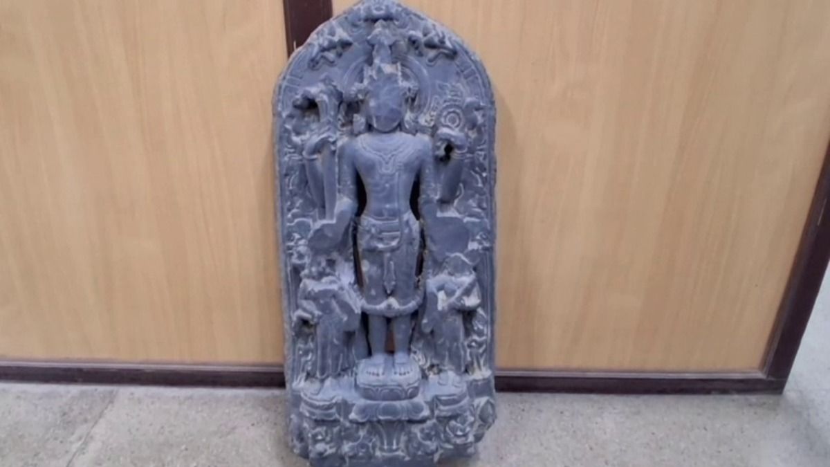 ডান হাতে গদা, বাম হাতে চক্র! পুকুর খনন করতে গিয়ে উদ্ধার হাজার বছরের প্রাচীন বিষ্ণুমূর্তি