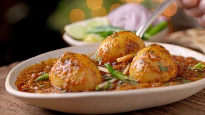 ভাতের হোটেলের মতো ডিম-আলুর ঝোলের রেসিপি।