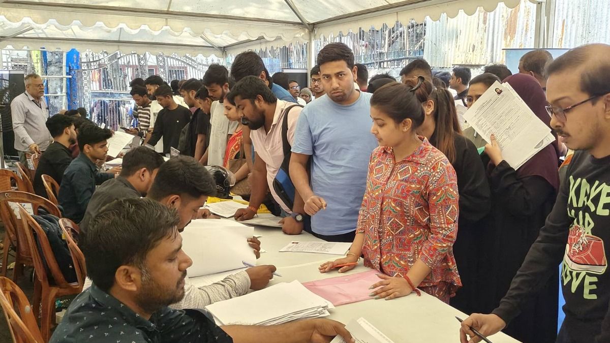 কত বেকার? কলকাতায় ৭ দিনেই যুবসাথীর ফর্ম তুললেন দেড় লাখের বেশি মানুষ