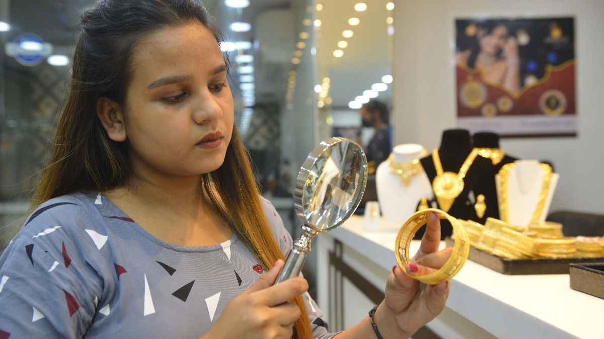 ১৫ হাজার টাকা কমল রুপোর দাম, সোনায় সোহাগা; কেনার আগে দেখুন রেট  