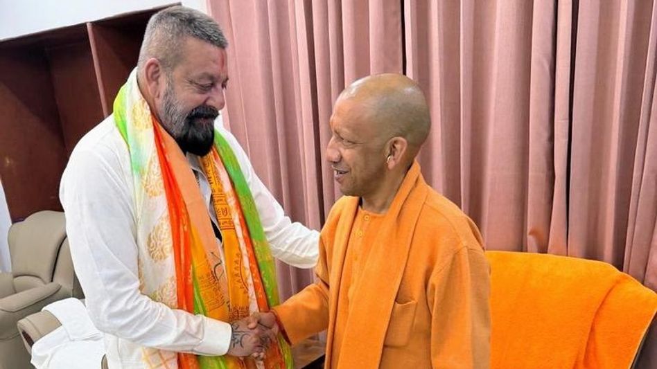 যোগী সাক্ষাতে সঞ্জয় দত্ত, কংগ্রেসি বাড়ির 'মুন্নাভাই' কি বিজেপির টিকিট পাচ্ছেন? যোগী সাক্ষাতে সঞ্জয় দত্ত, কংগ্রেসি বাড়ির 'মুন্নাভাই' কি বিজেপির টিকিট পাচ্ছেন?